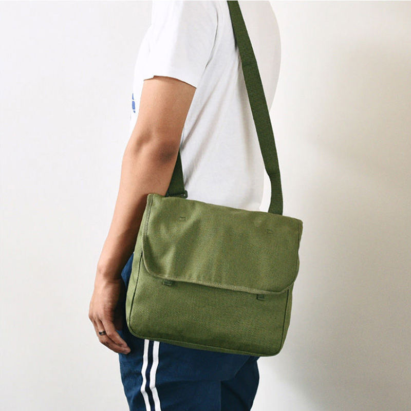 Spot Wholesale Nostalgic Retro Messenger Bag Large Capacity Military Style Travel Bag