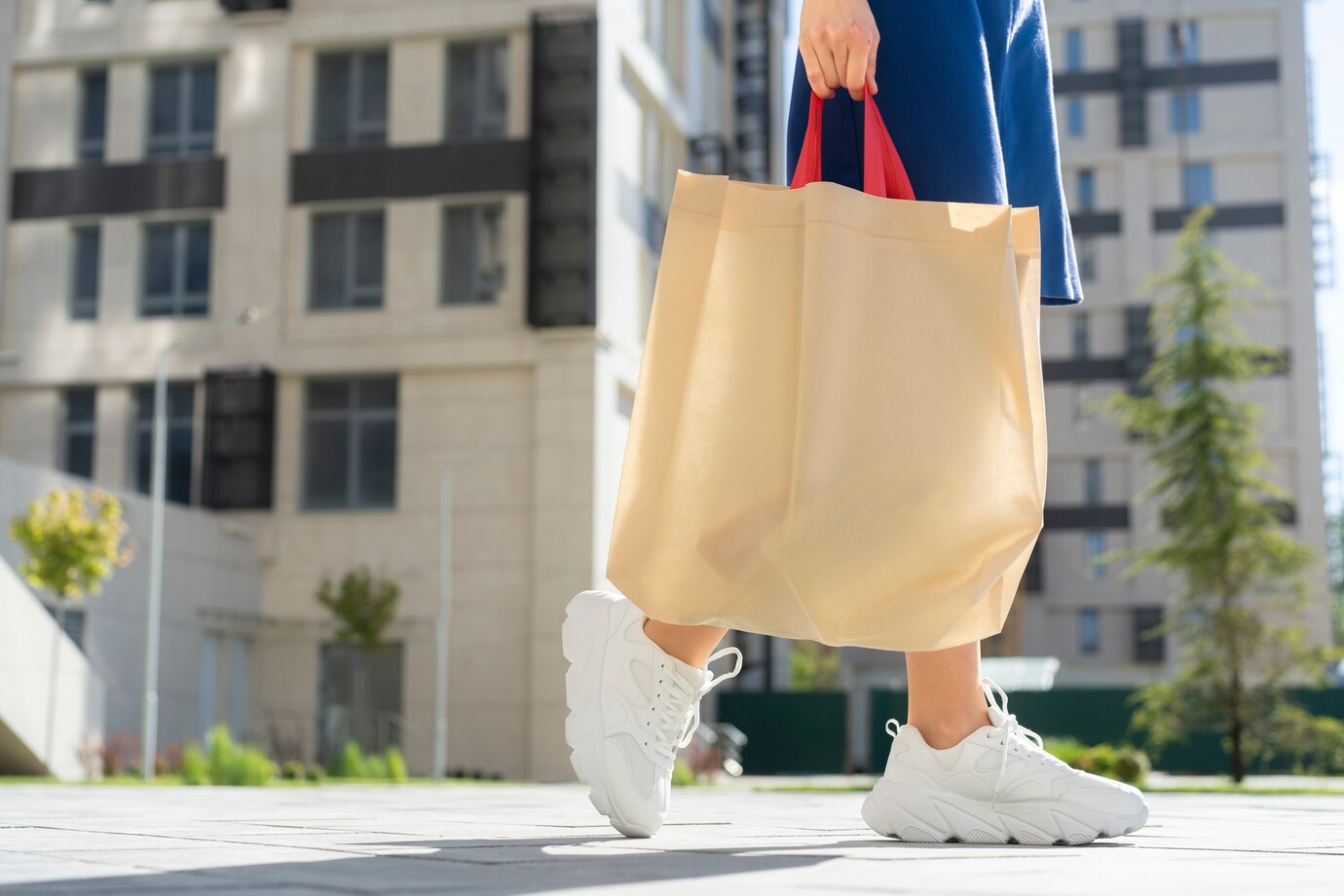 Canvas vs. Cotton Tote Bags: Unveiling the Distinctive Battle