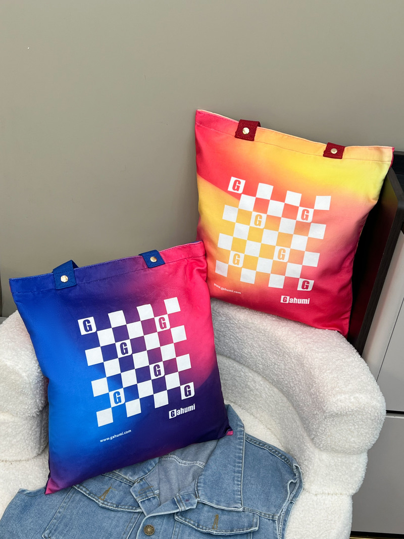 Gradient color canvas bag with studs